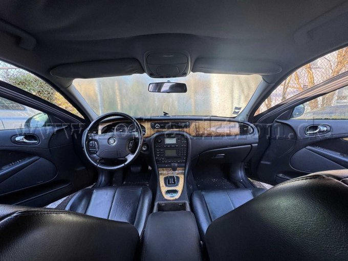 Innenansicht von hinten nach vorne