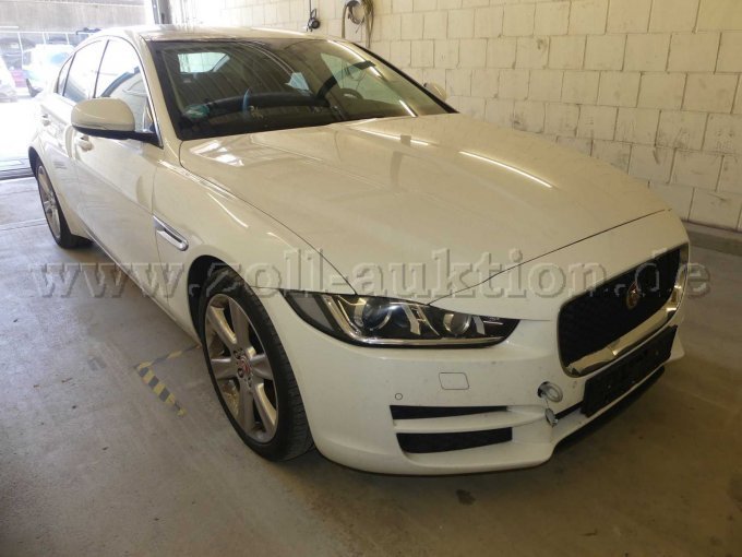 Ansicht Jaguar XE seitlich vorne Beifahrerseite