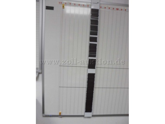 Verschiebbarer Arm mit Namensschildern