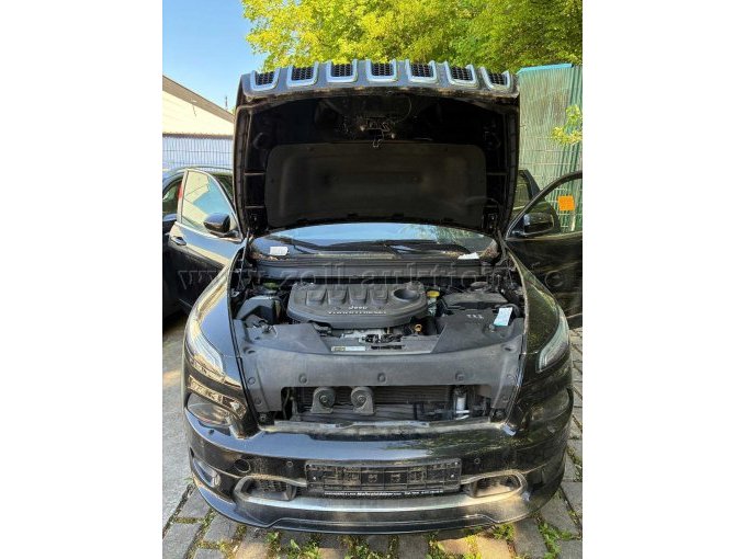 16-Front mit geöffneter Motorhaube