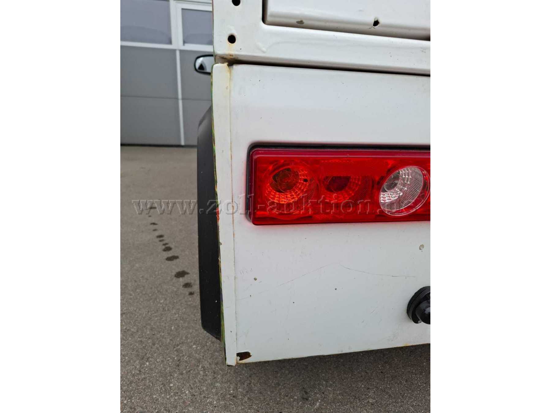 Hinten links leichter Rostansatz