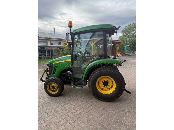 John Deere (3520) von links