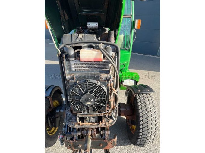 Ansicht: Motorraum, Motorkühler und Klimaanlage