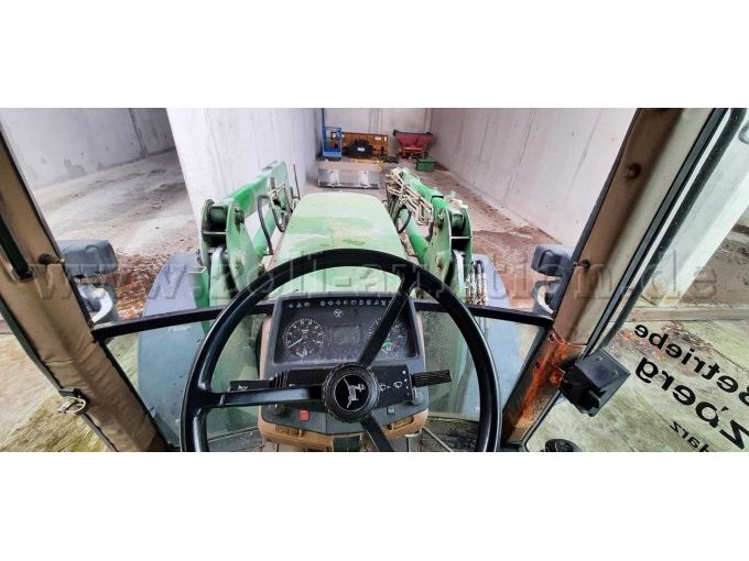 Traktor (Anischt: Fahrerkabine)