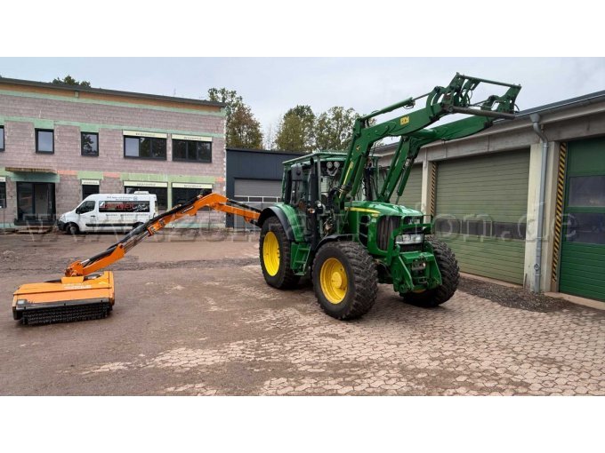 Schlepper mit Mähwerk in Arbeitsstellung