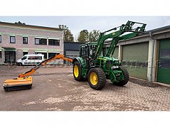 Schlepper mit Mähwerk in Arbeitsstellung