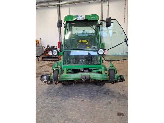 1 John Deere Großflächenmäher (Allrad, Mähwerk, Komfortkabine und Sammelbehälter) – foto 3 – kavel bij Zoll-Auktion, Emden
