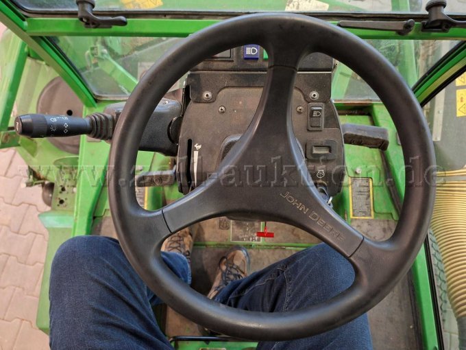 1 John Deere Großflächenmäher (Allrad, Mähwerk, Komfortkabine und Sammelbehälter) – foto 8 – kavel bij Zoll-Auktion, Emden