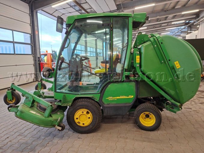 1 John Deere Großflächenmäher (Allrad, Mähwerk, Komfortkabine und Sammelbehälter) – foto 2 – kavel bij Zoll-Auktion, Emden