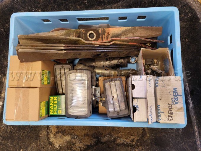 Kiste mit Zubehör- und Ersatzteilen