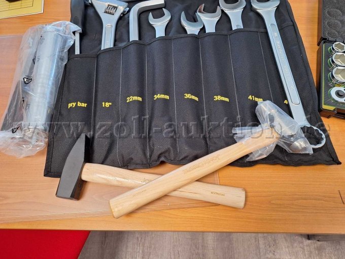 Werkzeugset mit 2 Hämmer und Fettpresse