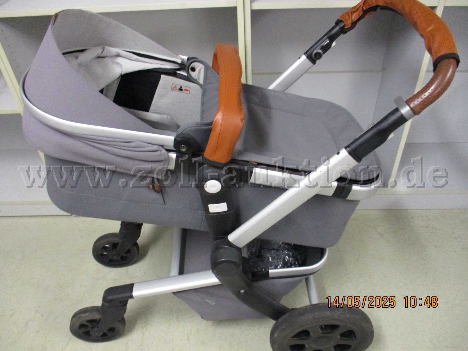 Kinderwagen mit braunen Schutzüberzug für die Griffe