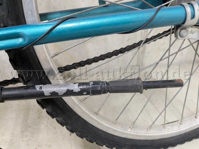 Fahrradständer mit leichten Beschädigungen der Beschichtung
