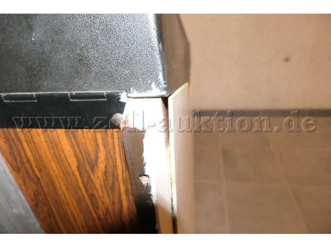 Detailaufnahme der Lackierung + Beschädigung seitliche Verkleidung links