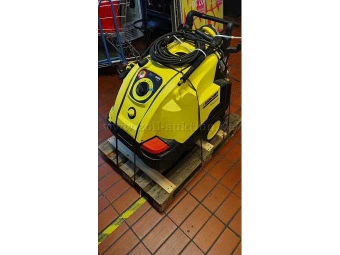 Der Kärcher mit Zubehör auf Palette 1