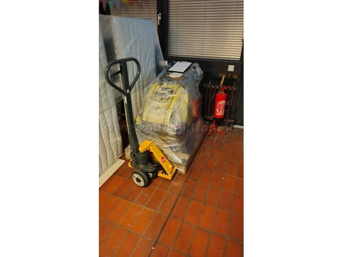 Der Kärcher mit Zubehör foliert auf Palette 1