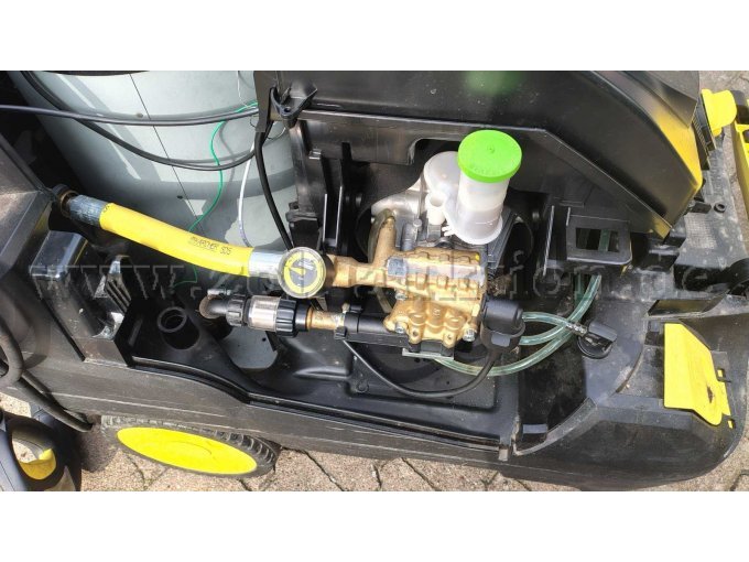 Der Kärcher geöffnet von Links