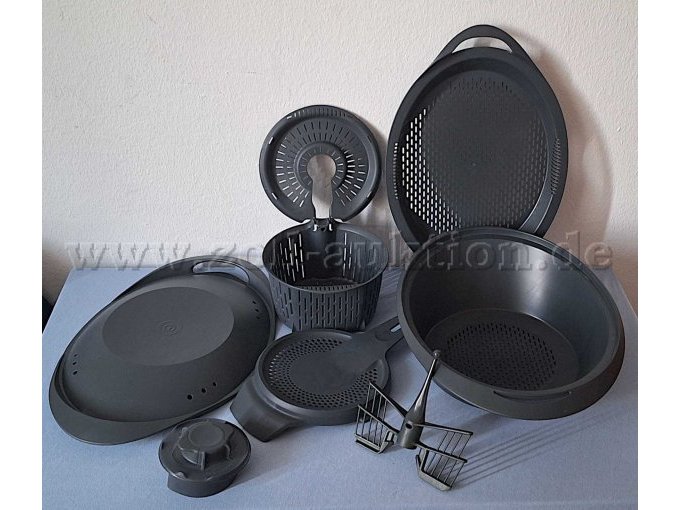 weiteres Zubehör ( 1 Spritzschutz, 1 Varoma, 1 Rühraufsatz, 1 Stopfen vom Mixtopfdeckel)