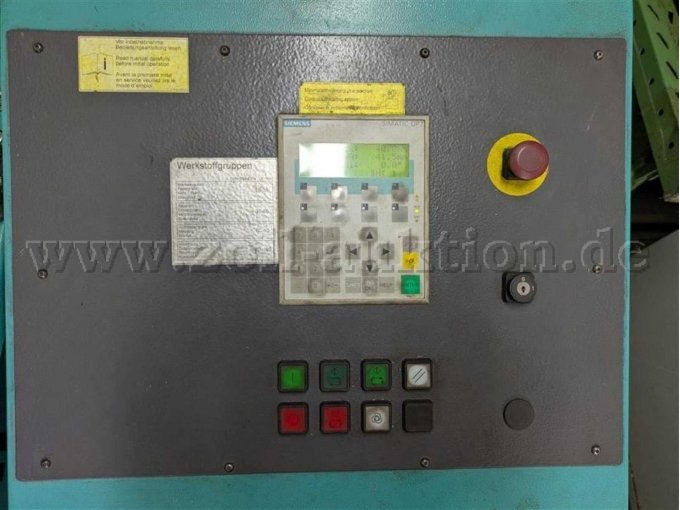 Auf dem Bild ist das Bedienfeld einer industriellen Steuereinheit zu sehen, das Bedienpanel von Simes mit nummerischer Eingabe