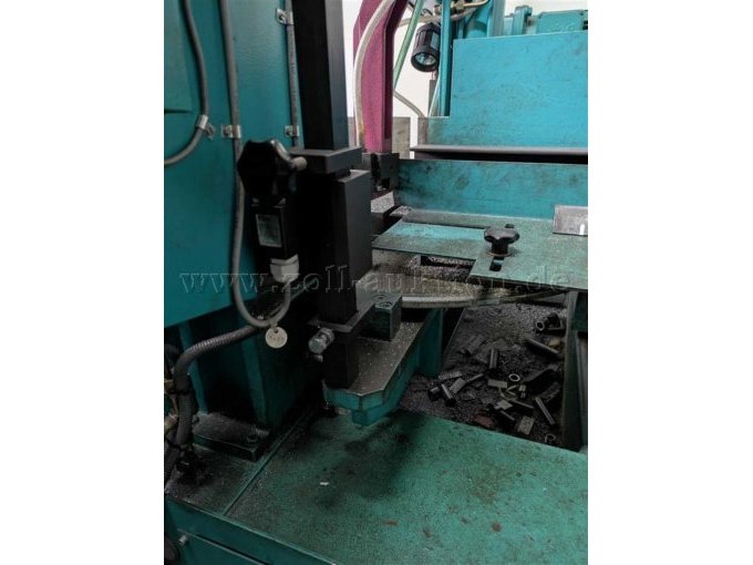 Man sieht auf dem Bild den Arbeitsbereich der Metallbandsäge und den Spannstock