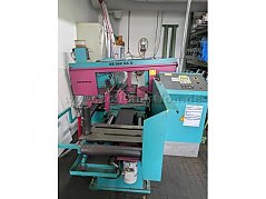 Industrielle Bandsägemaschine der Marke Kaltenbach Modell "KB 360 NA G", in auffälligen Farben Türkis und Magenta. Im Vordergrund befindet sich ein Rollenförderer für das Werkstück. Rechts ist das Bed