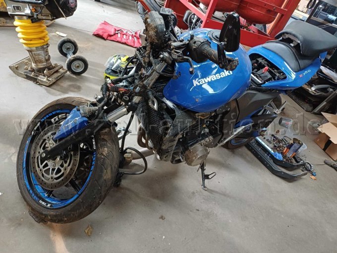 1 KAWASAKI Z750 Naked Bike - Unfallschaden - gebraucht als Teilespender – foto 2 – kavel bij Zoll-Auktion, Lontzen