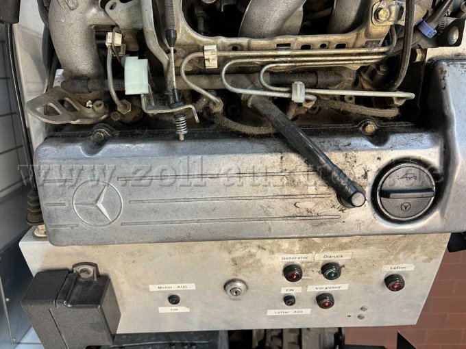Schulungsmotor Mercedes-Benz Typ 201 (Diesel) - Ansicht Front nah