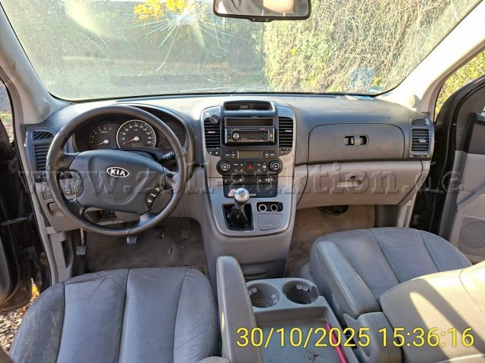 KIA Carnival Innenraum Fahrer Beifahrer