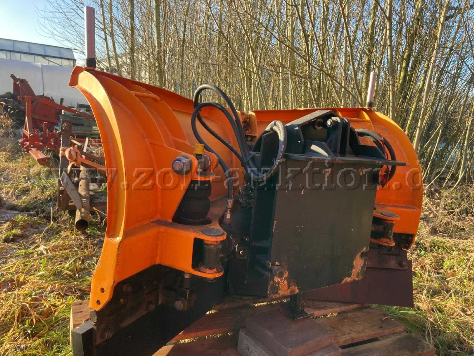 Schneepflug hinten schräg