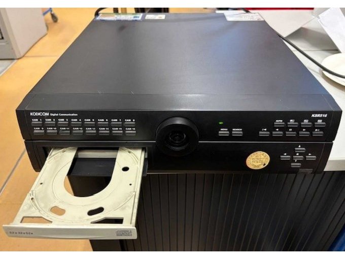 Blick auf Bedienelemente und CD Laufwerk