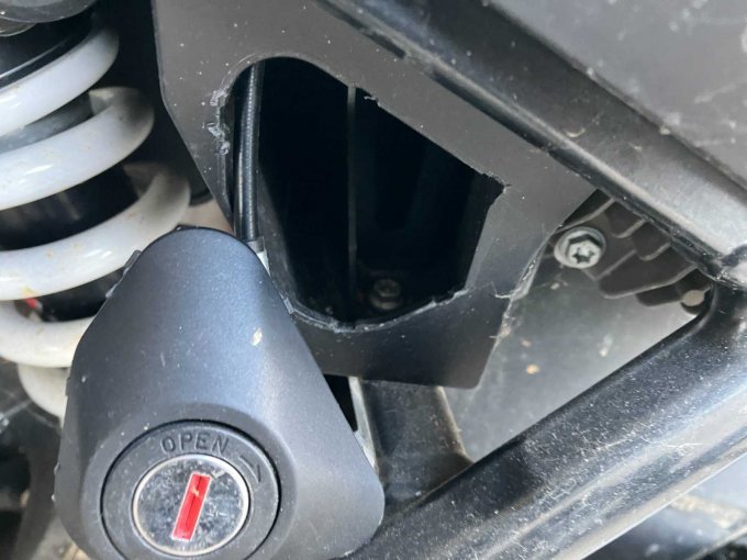 Plastik und Schloß nach Öffnung Sitzbank