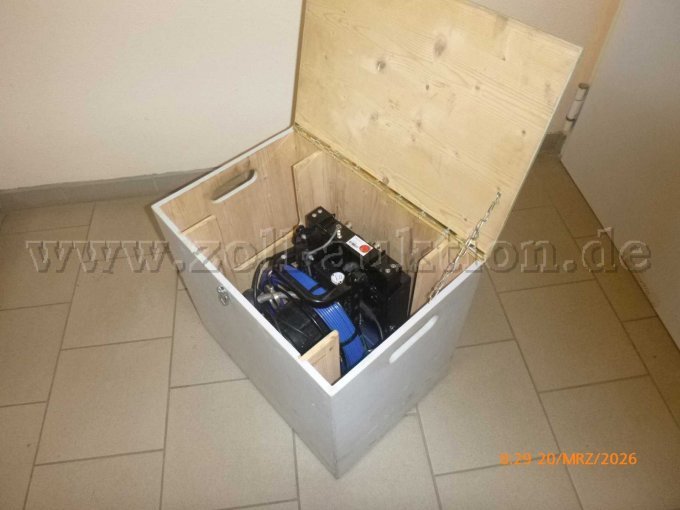 Aufbewahrung und Transport.- Holz.- Kiste mit geöffneter Deckel und  Kamera