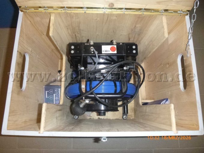 Kamera Anlage in Eigen gebauter Holzkiste von Oben mi Spannungswandler seitlich