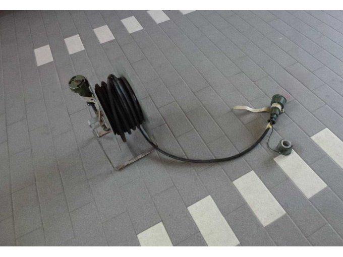 Kabeltrommel mit Kabel, Dose und Stecker