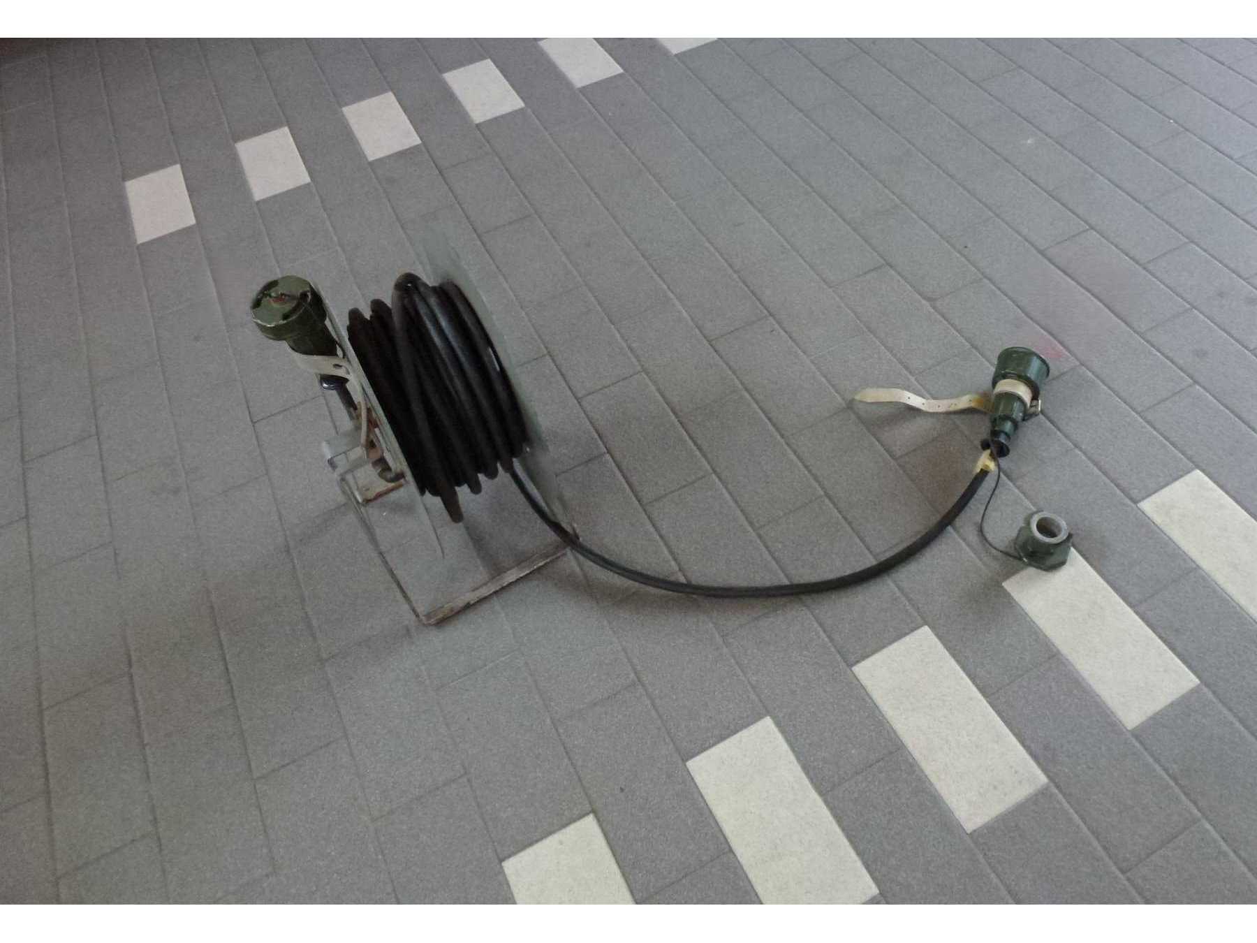 Kabeltrommel mit Kabel, Dose und Stecker