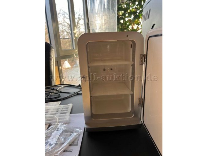 Kühlschrank Innenansicht mit 2 von 3 Einlegeböden