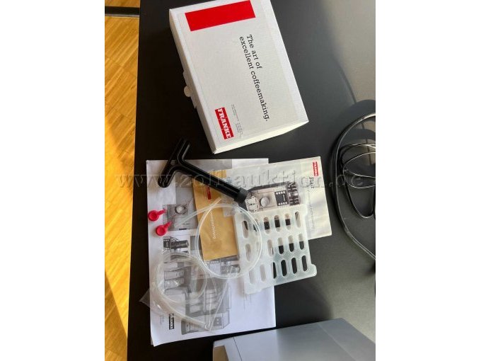 Bild mit Zubehör, Milchschläuche, Einlegeböden, Mahlwerkschlüssel.