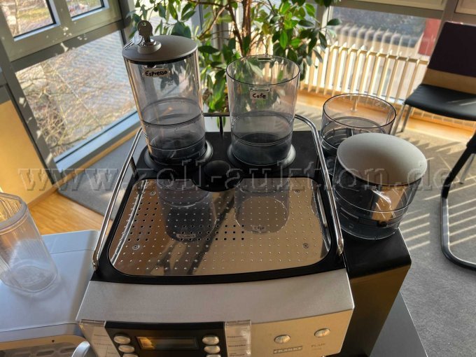 Daraufsicht mit 2 zusätzlichen Bohnenbehältern, Tassenablage