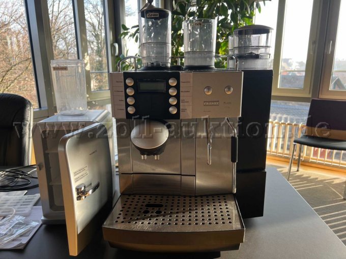 Kaffeemaschine Frontansicht mit Kühlschrank und Zubehör