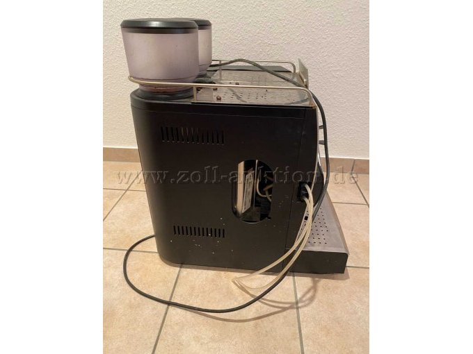 Rechte Seite mit Wasseranschlussschläuchen