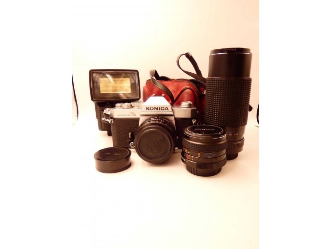 Komplette Fotoausrüstung_ Spiegelreflex-Kamera von Konica mit Objektiven, Blitzgerät und Kameratasche