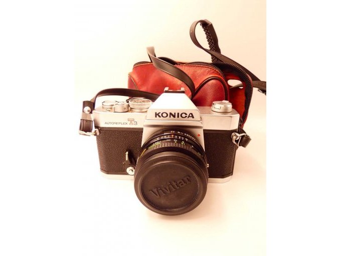 Komplette Fotoausrüstung_ Konica Spiegelreflexkamera mit Fototasche