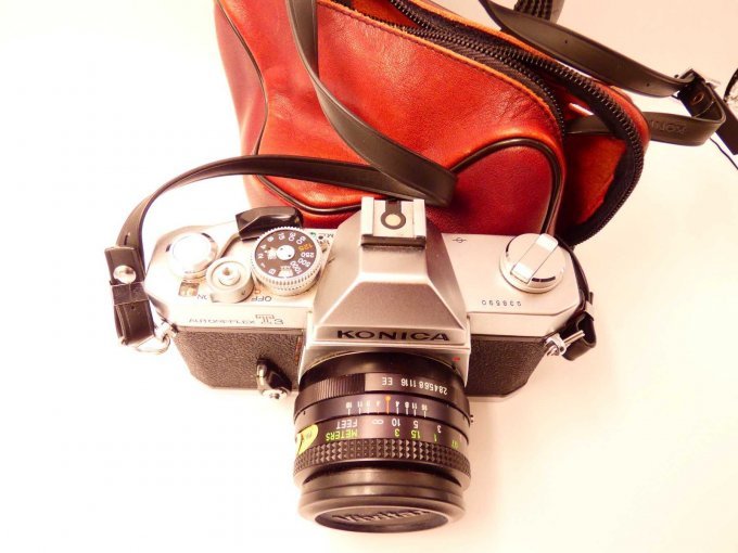 Komplette Fotoausrüstung_ Fotokamera Konica_ obere Ansicht mit Fototasche