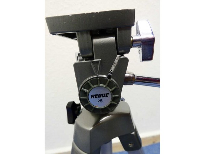 Komplette Fotoausrüstung_ Stativ Revue 25_ Ansicht auf Logo Plakette