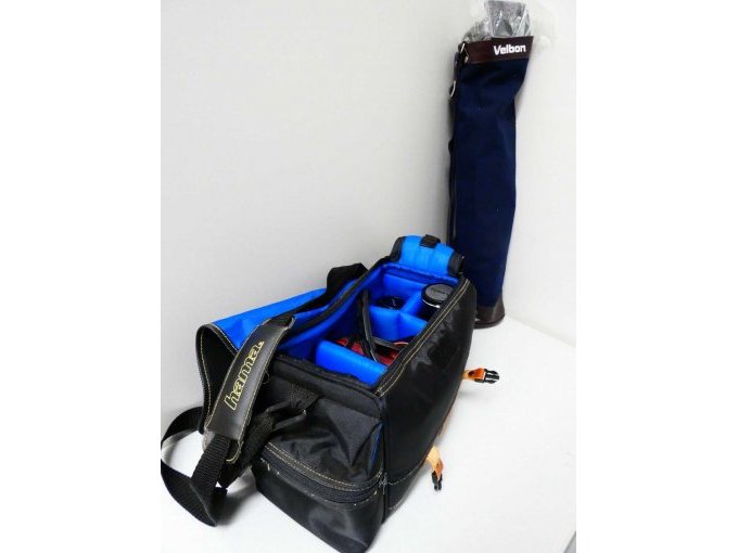 Komplette Fotoausrüstung_ seitliche Gesamtansicht Fototasche und Stativ in Transporttasche