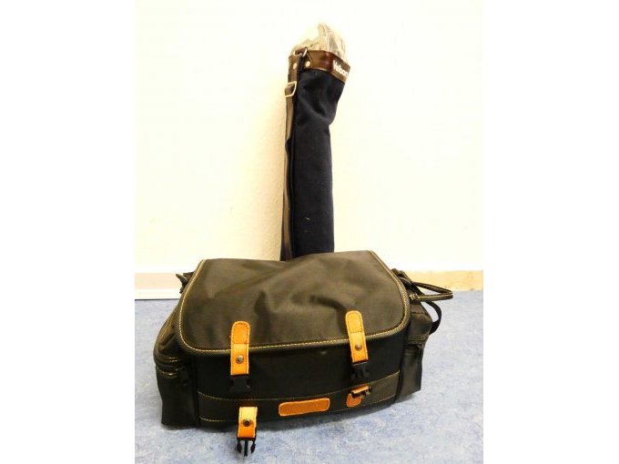 Komplette Fotoausrüstung_ eingepackt in Fototasche und Stativ