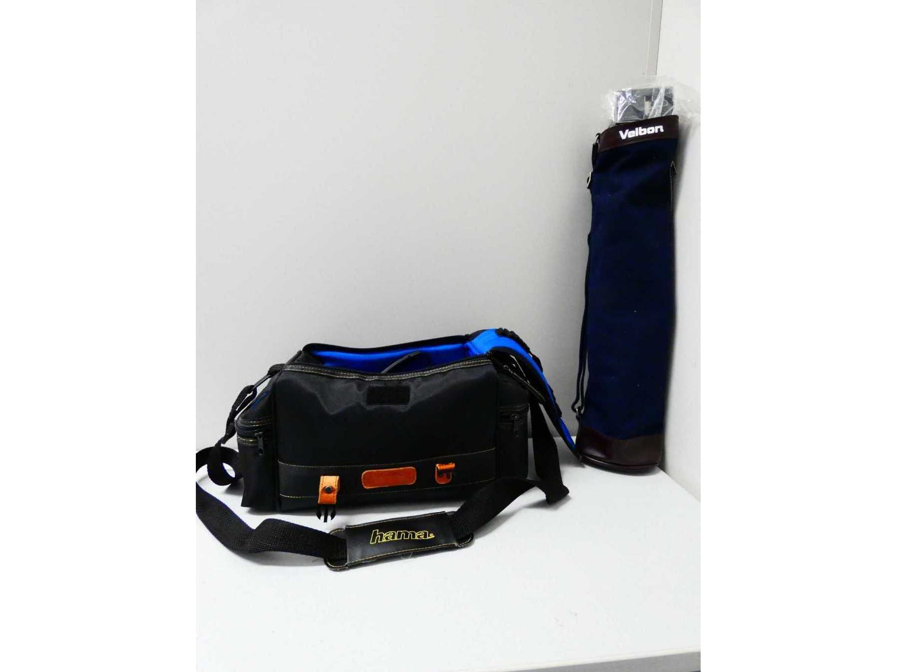 Komplette Fotoausrüstung_ vordere Gesamtansicht Fototasche und Stativ in Transporttasche