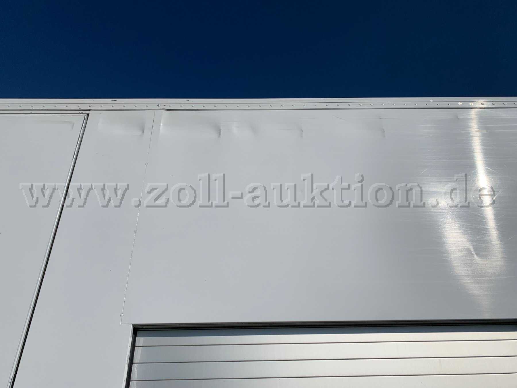 Aufbau links oberhalb leicht eingedrückt