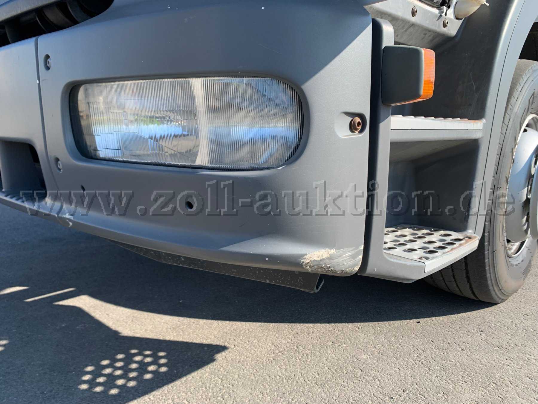 Stoßfänger links vorne beschädigt