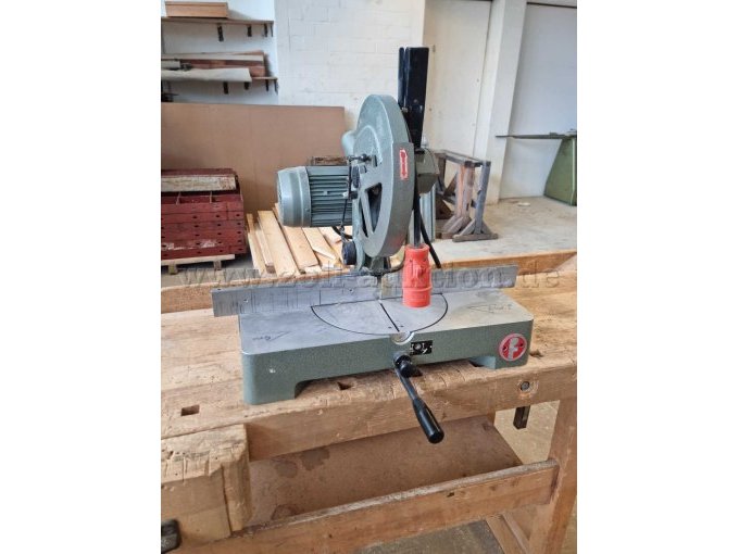 Kappsäge Vorderansicht mit Stecker